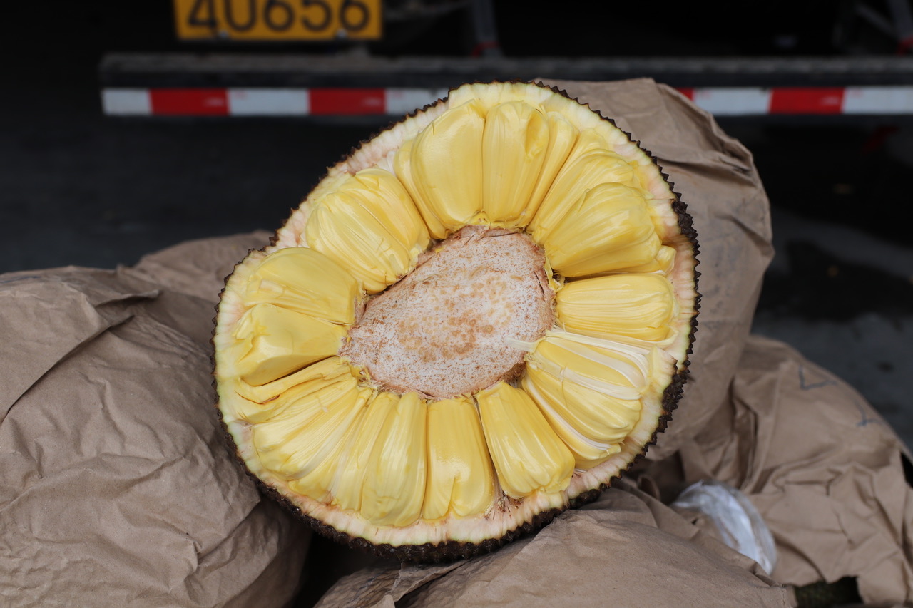 Jiaxing Fruit Market a Trading Center for Jackfruit Produce
